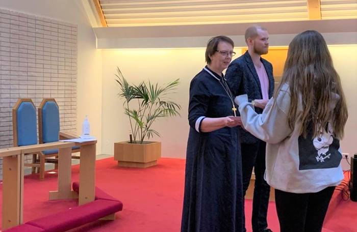 Sr. Agnes afhendir útskriftarskírteini Leiðtogaskólans